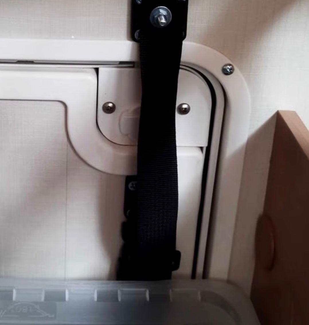 Halteplatte für die Seitenklappe