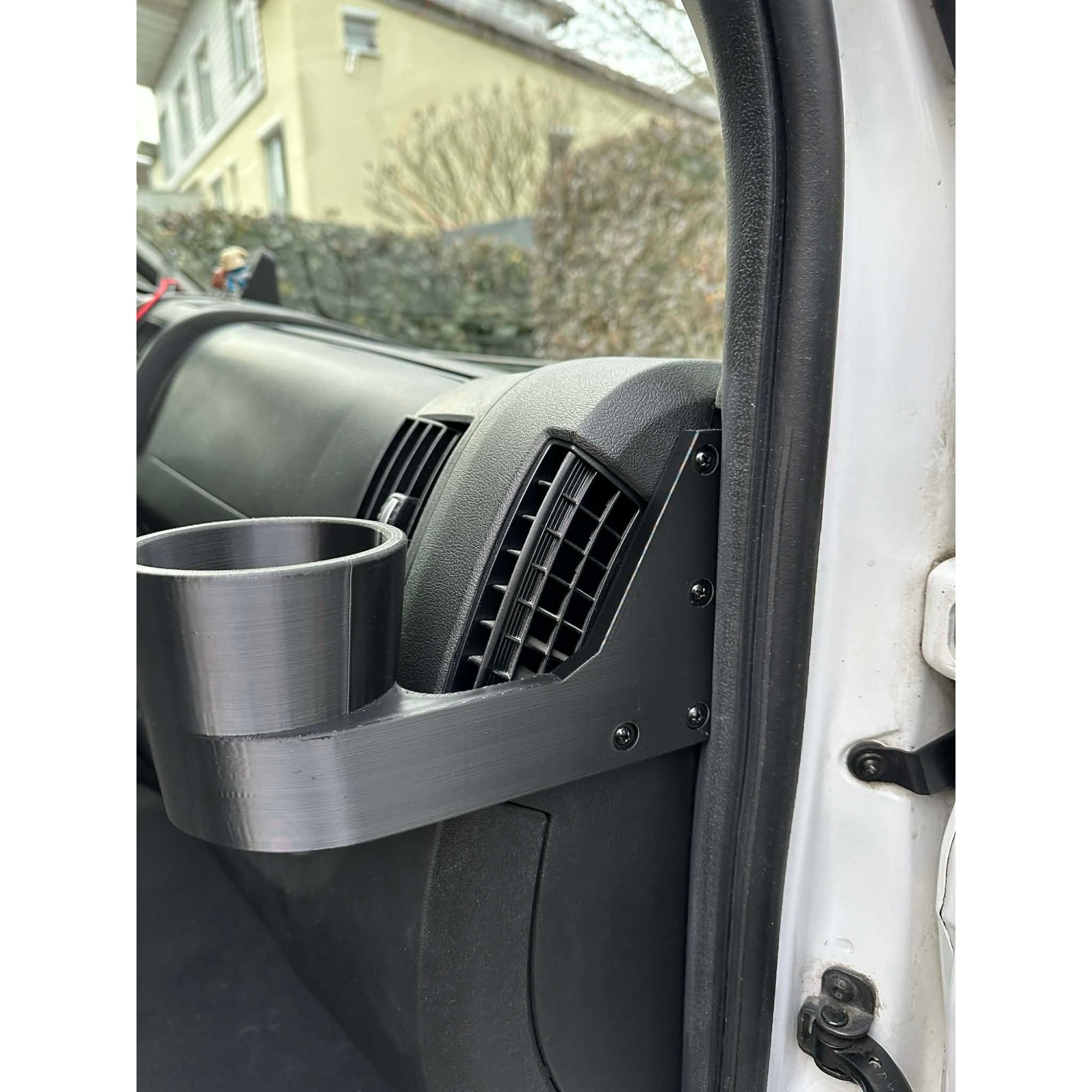 Becherhalter in die Beifahrerseite eingebaut