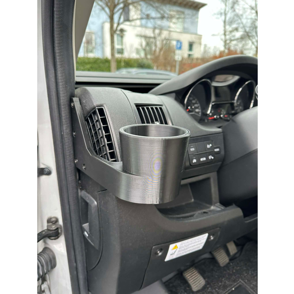 in das Cockpit eines Fiat Ducato eingebauter Becherhalter