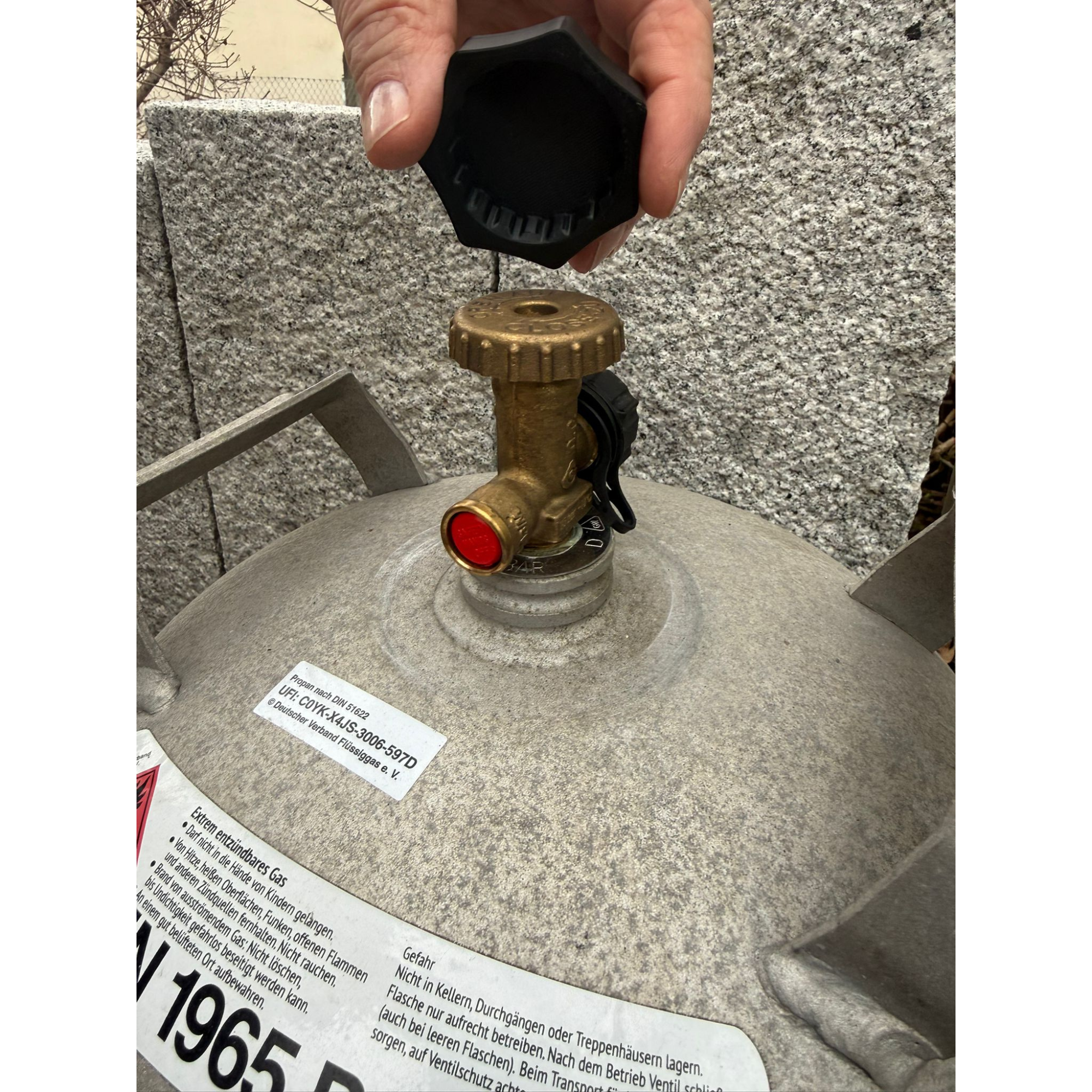 Gasflaschenaufdrehhilfe mit Gasflasche