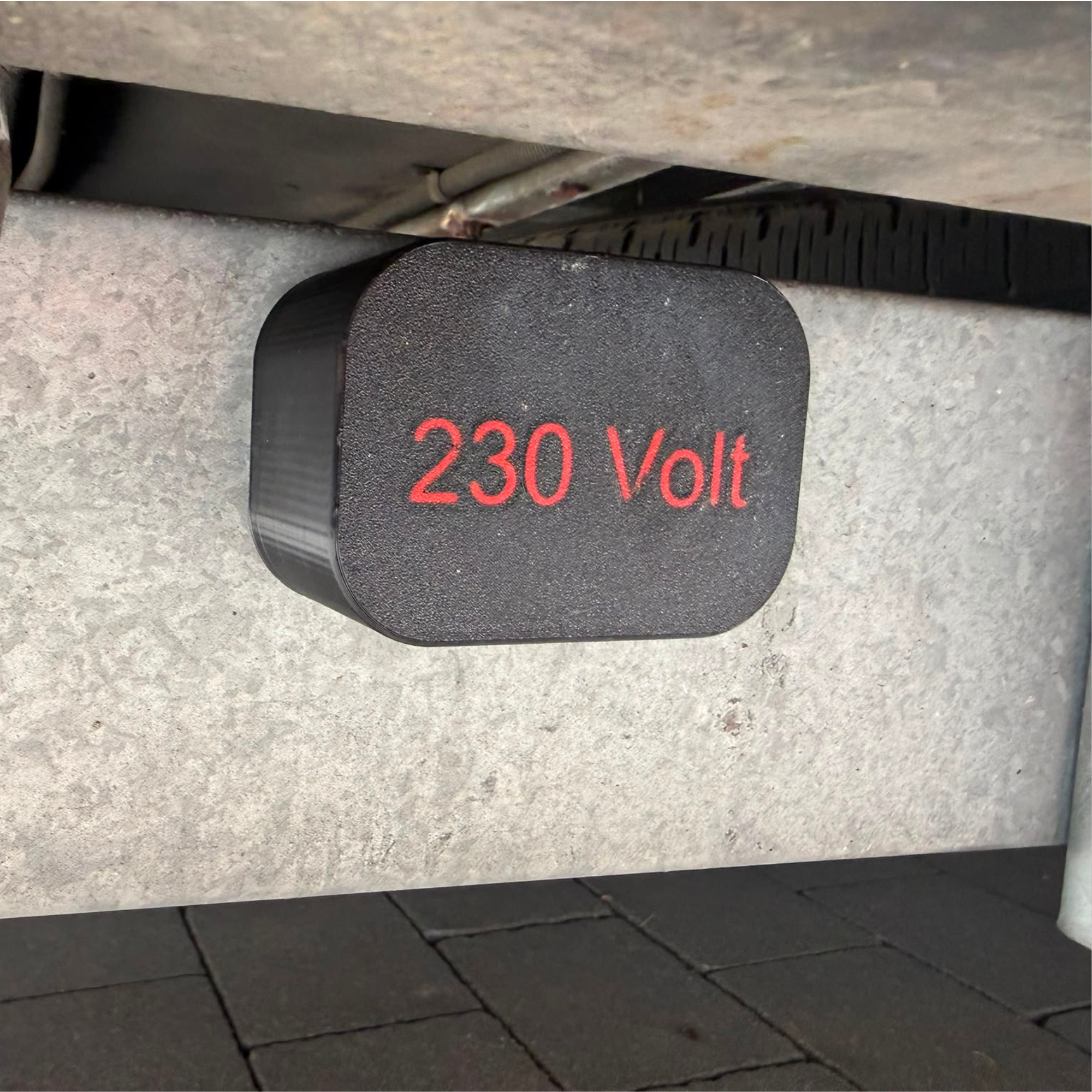 Schlüsseltresor mit Schriftzug 230 Volt an Metallleiste