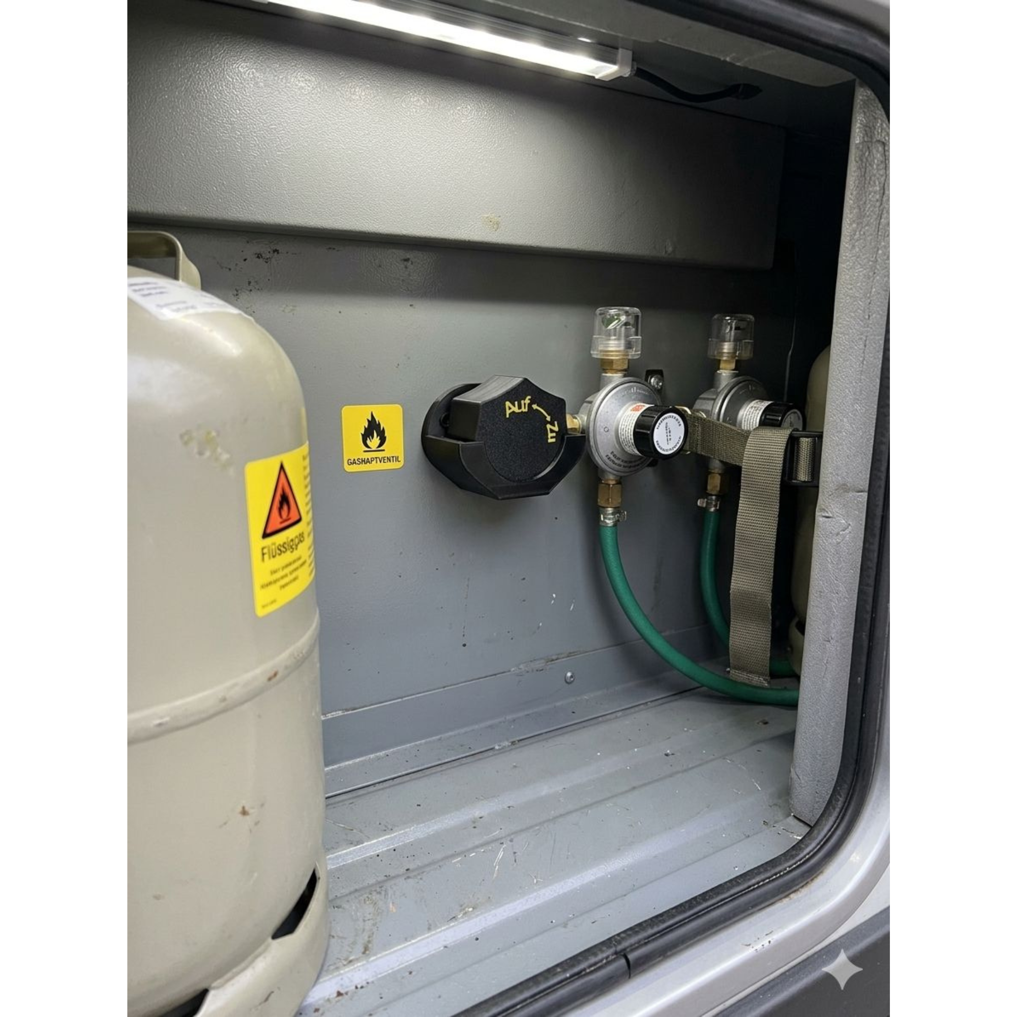 Gaskasten mit Gasaufdrehhilfe und -Halter